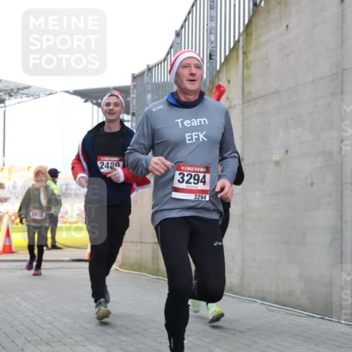 08.12.2024 - St. Pauli X-Mass-Run No. 14 H.Heesch http://msf.ph/oto/7496170 08.12.2024 10:00:12 Ziel 100, 2932, 3294, 123, 2478, 2480, 2739, 2958, 3294 meine-sportfotos.de