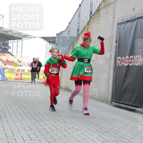 08.12.2024 - St. Pauli X-Mass-Run No. 14 H.Heesch http://msf.ph/oto/7496172 08.12.2024 10:08:13 Ziel 9, 11, 1297, 1867, 2350, 2501, 2504, 2505, 3010, 3012, 83, 328, 580, 2587, 2968, 2969, 3010, 3012 meine-sportfotos.de
