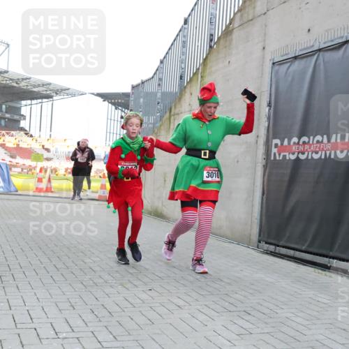 08.12.2024 - St. Pauli X-Mass-Run No. 14 H.Heesch http://msf.ph/oto/7496187 08.12.2024 10:08:13 Ziel 9, 11, 1297, 1867, 2350, 2501, 2504, 2505, 3010, 3012, 83, 328, 580, 2587, 2968, 2969, 3010, 3012 meine-sportfotos.de