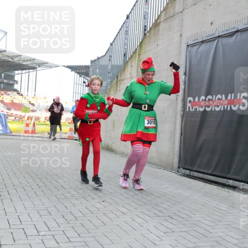 08.12.2024 - St. Pauli X-Mass-Run No. 14 H.Heesch http://msf.ph/oto/7496193 08.12.2024 10:08:13 Ziel 9, 11, 1297, 1867, 2350, 2501, 2504, 2505, 3010, 3012, 83, 328, 580, 2587, 2968, 2969, 3010, 3012 meine-sportfotos.de