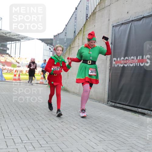 08.12.2024 - St. Pauli X-Mass-Run No. 14 H.Heesch http://msf.ph/oto/7496202 08.12.2024 10:08:13 Ziel 9, 11, 1297, 1867, 2350, 2501, 2504, 2505, 3010, 3012, 83, 328, 580, 2587, 2968, 2969, 3010, 3012 meine-sportfotos.de