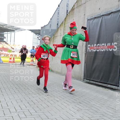 08.12.2024 - St. Pauli X-Mass-Run No. 14 H.Heesch http://msf.ph/oto/7496210 08.12.2024 10:08:14 Ziel 9, 11, 1297, 1867, 2350, 2501, 2504, 3010, 3012, 83, 309, 328, 580, 2587, 2716, 2968, 2969, 3010, 3012 meine-sportfotos.de