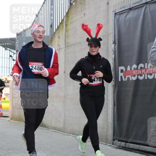 08.12.2024 - St. Pauli X-Mass-Run No. 14 H.Heesch http://msf.ph/oto/7496219 08.12.2024 10:00:13 Ziel 100, 2478, 2480, 2932, 3294, 123, 2478, 2480, 2739, 2958, 3294 meine-sportfotos.de