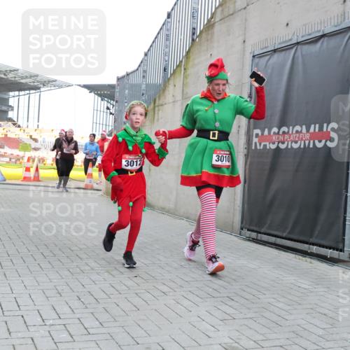 08.12.2024 - St. Pauli X-Mass-Run No. 14 H.Heesch http://msf.ph/oto/7496222 08.12.2024 10:08:14 Ziel 9, 11, 1297, 1867, 2350, 2501, 2504, 3010, 3012, 83, 309, 328, 580, 2587, 2716, 2968, 2969, 3010, 3012 meine-sportfotos.de
