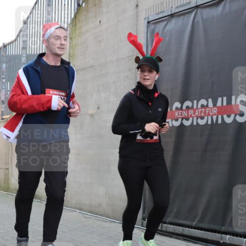 08.12.2024 - St. Pauli X-Mass-Run No. 14 H.Heesch http://msf.ph/oto/7496246 08.12.2024 10:00:13 Ziel 100, 2478, 2480, 2932, 3294, 123, 2478, 2480, 2739, 2958, 3294 meine-sportfotos.de