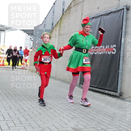 08.12.2024 - St. Pauli X-Mass-Run No. 14 H.Heesch http://msf.ph/oto/7496252 08.12.2024 10:08:14 Ziel 9, 11, 1297, 1867, 2350, 2501, 2504, 3010, 3012, 83, 309, 328, 580, 2587, 2716, 2968, 2969, 3010, 3012 meine-sportfotos.de