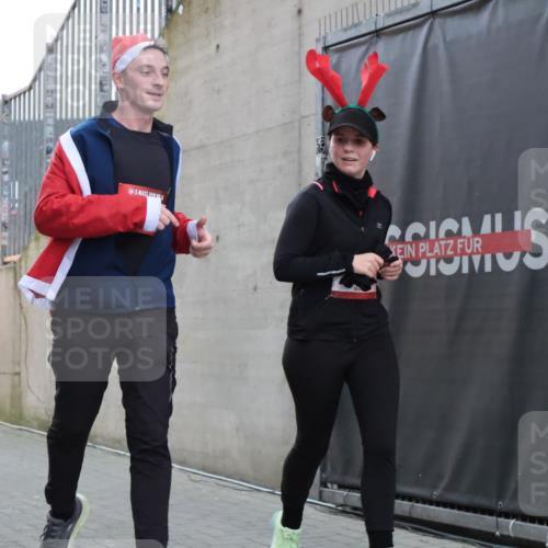 08.12.2024 - St. Pauli X-Mass-Run No. 14 H.Heesch http://msf.ph/oto/7496256 08.12.2024 10:00:13 Ziel 100, 2478, 2480, 2932, 3294, 123, 2478, 2480, 2739, 2958, 3294 meine-sportfotos.de