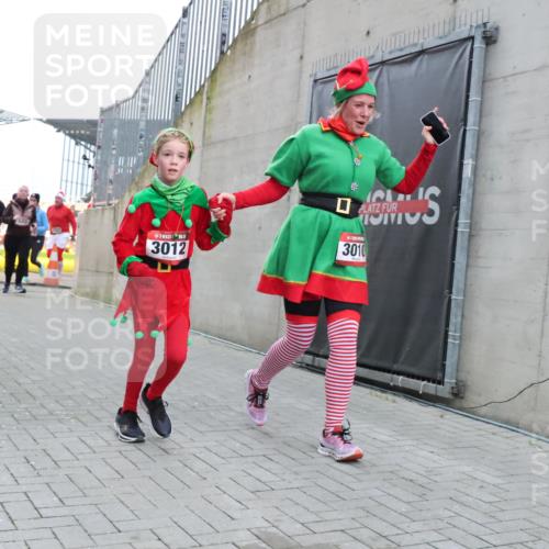 08.12.2024 - St. Pauli X-Mass-Run No. 14 H.Heesch http://msf.ph/oto/7496268 08.12.2024 10:08:14 Ziel 9, 11, 1297, 1867, 2350, 2501, 2504, 3010, 3012, 83, 309, 328, 580, 2587, 2716, 2968, 2969, 3010, 3012 meine-sportfotos.de