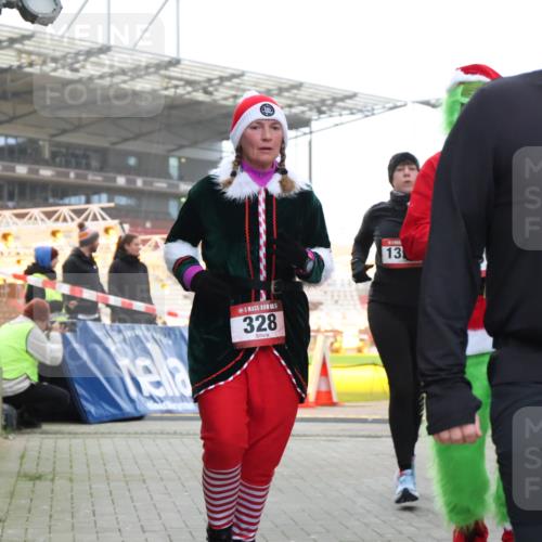 08.12.2024 - St. Pauli X-Mass-Run No. 14 H.Heesch http://msf.ph/oto/7496380 08.12.2024 10:08:20 Ziel 83, 328, 580, 1297, 2587, 2969, 3010, 3012, 83, 309, 328, 580, 1048, 1058, 1390, 2587, 2716, 2945, 2968, 2969 meine-sportfotos.de