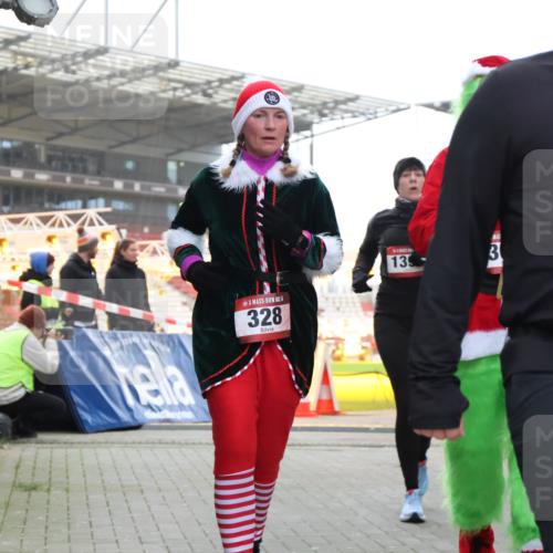 08.12.2024 - St. Pauli X-Mass-Run No. 14 H.Heesch http://msf.ph/oto/7496387 08.12.2024 10:08:20 Ziel 83, 328, 580, 1297, 2587, 2969, 3010, 3012, 83, 309, 328, 580, 1048, 1058, 1390, 2587, 2716, 2945, 2968, 2969 meine-sportfotos.de