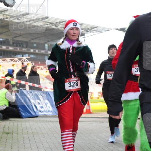 08.12.2024 - St. Pauli X-Mass-Run No. 14 H.Heesch http://msf.ph/oto/7496395 08.12.2024 10:08:20 Ziel 83, 328, 580, 1297, 2587, 2969, 3010, 3012, 83, 309, 328, 580, 1048, 1058, 1390, 2587, 2716, 2945, 2968, 2969 meine-sportfotos.de