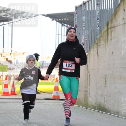 08.12.2024 - St. Pauli X-Mass-Run No. 14 H.Heesch http://msf.ph/oto/7496406 08.12.2024 10:00:19 Ziel 123, 2478, 2480, 2739, 2958, 3294, 123, 2739 meine-sportfotos.de