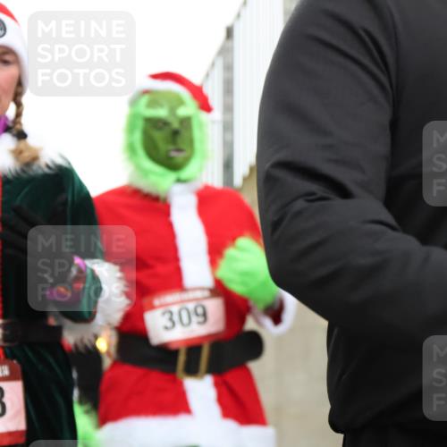 08.12.2024 - St. Pauli X-Mass-Run No. 14 H.Heesch http://msf.ph/oto/7496411 08.12.2024 10:08:22 Ziel 83, 309, 328, 580, 2587, 2716, 2968, 2969, 3010, 3012, 83, 309, 328, 690, 1048, 1058, 1390, 2716, 2945, 2964, 2968 meine-sportfotos.de