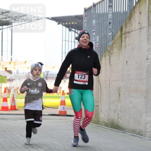 08.12.2024 - St. Pauli X-Mass-Run No. 14 H.Heesch http://msf.ph/oto/7496413 08.12.2024 10:00:19 Ziel 123, 2478, 2480, 2739, 2958, 3294, 123, 2739 meine-sportfotos.de