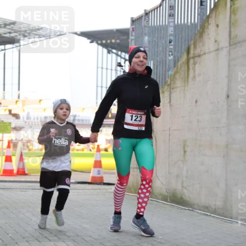 08.12.2024 - St. Pauli X-Mass-Run No. 14 H.Heesch http://msf.ph/oto/7496420 08.12.2024 10:00:19 Ziel 123, 2478, 2480, 2739, 2958, 3294, 123, 2739 meine-sportfotos.de