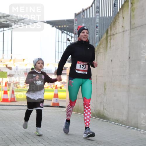 08.12.2024 - St. Pauli X-Mass-Run No. 14 H.Heesch http://msf.ph/oto/7496429 08.12.2024 10:00:19 Ziel 123, 2478, 2480, 2739, 2958, 3294, 123, 2739 meine-sportfotos.de