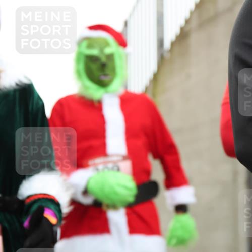 08.12.2024 - St. Pauli X-Mass-Run No. 14 H.Heesch http://msf.ph/oto/7496437 08.12.2024 10:08:22 Ziel 83, 309, 328, 580, 2587, 2716, 2968, 2969, 3010, 3012, 83, 309, 328, 690, 1048, 1058, 1390, 2716, 2945, 2964, 2968 meine-sportfotos.de