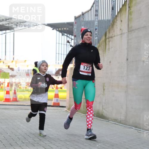 08.12.2024 - St. Pauli X-Mass-Run No. 14 H.Heesch http://msf.ph/oto/7496438 08.12.2024 10:00:19 Ziel 123, 2478, 2480, 2739, 2958, 3294, 123, 2739 meine-sportfotos.de