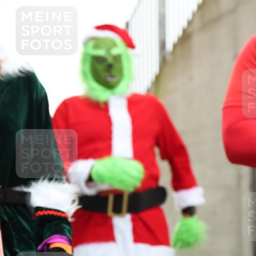 08.12.2024 - St. Pauli X-Mass-Run No. 14 H.Heesch http://msf.ph/oto/7496443 08.12.2024 10:08:22 Ziel 83, 309, 328, 580, 2587, 2716, 2968, 2969, 3010, 3012, 83, 309, 328, 690, 1048, 1058, 1390, 2716, 2945, 2964, 2968 meine-sportfotos.de