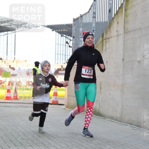 08.12.2024 - St. Pauli X-Mass-Run No. 14 H.Heesch http://msf.ph/oto/7496448 08.12.2024 10:00:19 Ziel 123, 2478, 2480, 2739, 2958, 3294, 123, 2739 meine-sportfotos.de