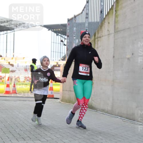 08.12.2024 - St. Pauli X-Mass-Run No. 14 H.Heesch http://msf.ph/oto/7496456 08.12.2024 10:00:19 Ziel 123, 2478, 2480, 2739, 2958, 3294, 123, 2739 meine-sportfotos.de