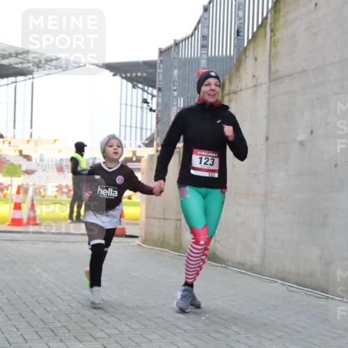 08.12.2024 - St. Pauli X-Mass-Run No. 14 H.Heesch http://msf.ph/oto/7496464 08.12.2024 10:00:19 Ziel 123, 2478, 2480, 2739, 2958, 3294, 123, 2739 meine-sportfotos.de