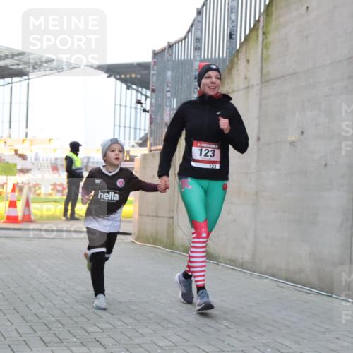 08.12.2024 - St. Pauli X-Mass-Run No. 14 H.Heesch http://msf.ph/oto/7496474 08.12.2024 10:00:19 Ziel 123, 2478, 2480, 2739, 2958, 3294, 123, 2739 meine-sportfotos.de