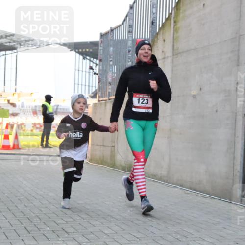 08.12.2024 - St. Pauli X-Mass-Run No. 14 H.Heesch http://msf.ph/oto/7496479 08.12.2024 10:00:19 Ziel 123, 2478, 2480, 2739, 2958, 3294, 123, 2739 meine-sportfotos.de