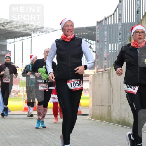 08.12.2024 - St. Pauli X-Mass-Run No. 14 H.Heesch http://msf.ph/oto/7496482 08.12.2024 10:08:25 Ziel 83, 309, 328, 580, 1390, 2587, 2716, 2968, 2969, 3010, 3012, 690, 1048, 1058, 1390, 2945, 2961, 2964 meine-sportfotos.de