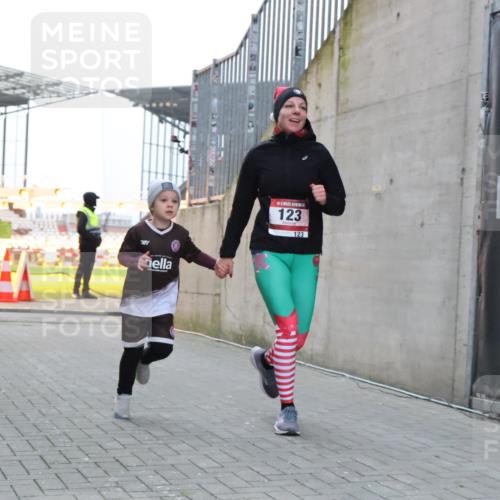08.12.2024 - St. Pauli X-Mass-Run No. 14 H.Heesch http://msf.ph/oto/7496485 08.12.2024 10:00:19 Ziel 123, 2478, 2480, 2739, 2958, 3294, 123, 2739 meine-sportfotos.de