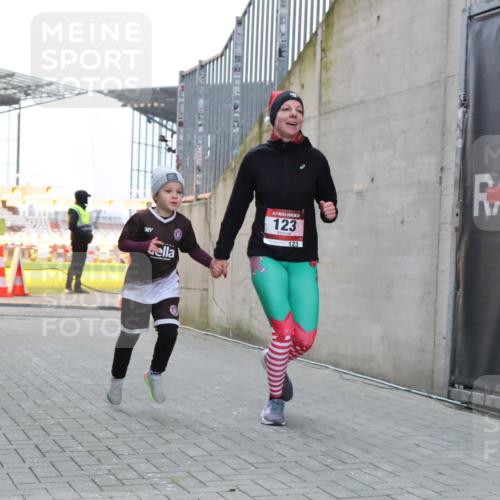 08.12.2024 - St. Pauli X-Mass-Run No. 14 H.Heesch http://msf.ph/oto/7496491 08.12.2024 10:00:19 Ziel 123, 2478, 2480, 2739, 2958, 3294, 123, 2739 meine-sportfotos.de