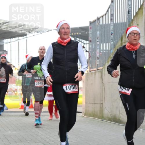 08.12.2024 - St. Pauli X-Mass-Run No. 14 H.Heesch http://msf.ph/oto/7496492 08.12.2024 10:08:25 Ziel 83, 309, 328, 580, 1390, 2587, 2716, 2968, 2969, 3010, 3012, 690, 1048, 1058, 1390, 2945, 2961, 2964 meine-sportfotos.de