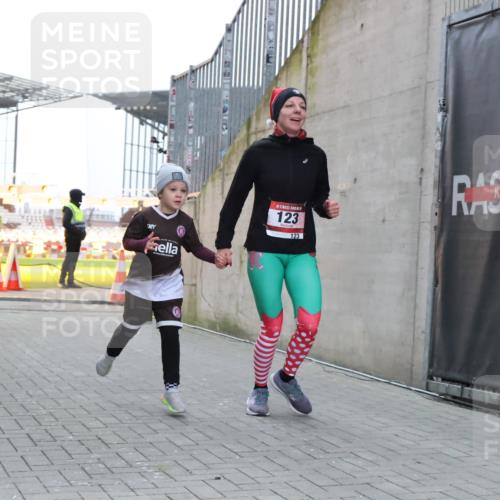 08.12.2024 - St. Pauli X-Mass-Run No. 14 H.Heesch http://msf.ph/oto/7496495 08.12.2024 10:00:19 Ziel 123, 2478, 2480, 2739, 2958, 3294, 123, 2739 meine-sportfotos.de