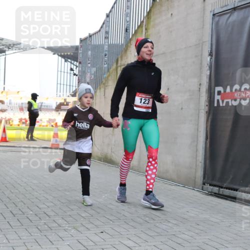08.12.2024 - St. Pauli X-Mass-Run No. 14 H.Heesch http://msf.ph/oto/7496499 08.12.2024 10:00:20 Ziel 123, 2478, 2480, 2739, 2958, 3294, 123 meine-sportfotos.de
