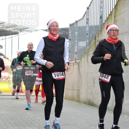 08.12.2024 - St. Pauli X-Mass-Run No. 14 H.Heesch http://msf.ph/oto/7496506 08.12.2024 10:08:26 Ziel 83, 309, 328, 580, 1048, 1058, 1390, 2587, 2716, 2968, 2969, 3010, 3012, 690, 1048, 1058, 2945, 2961, 2964 meine-sportfotos.de