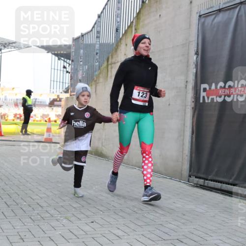 08.12.2024 - St. Pauli X-Mass-Run No. 14 H.Heesch http://msf.ph/oto/7496508 08.12.2024 10:00:20 Ziel 123, 2478, 2480, 2739, 2958, 3294, 123 meine-sportfotos.de