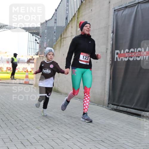08.12.2024 - St. Pauli X-Mass-Run No. 14 H.Heesch http://msf.ph/oto/7496514 08.12.2024 10:00:20 Ziel 123, 2478, 2480, 2739, 2958, 3294, 123 meine-sportfotos.de