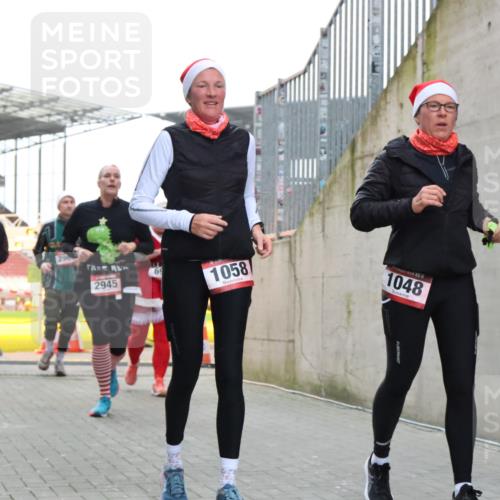 08.12.2024 - St. Pauli X-Mass-Run No. 14 H.Heesch http://msf.ph/oto/7496515 08.12.2024 10:08:26 Ziel 83, 309, 328, 580, 1048, 1058, 1390, 2587, 2716, 2968, 2969, 3010, 3012, 690, 1048, 1058, 2945, 2961, 2964 meine-sportfotos.de