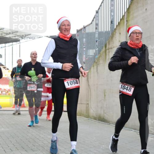 08.12.2024 - St. Pauli X-Mass-Run No. 14 H.Heesch http://msf.ph/oto/7496522 08.12.2024 10:08:26 Ziel 83, 309, 328, 580, 1048, 1058, 1390, 2587, 2716, 2968, 2969, 3010, 3012, 690, 1048, 1058, 2945, 2961, 2964 meine-sportfotos.de