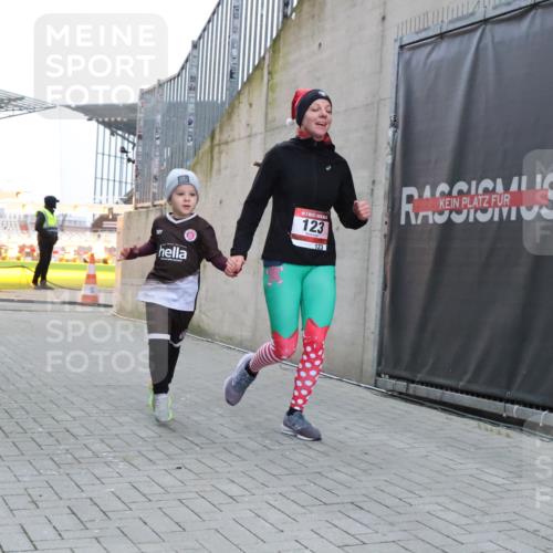 08.12.2024 - St. Pauli X-Mass-Run No. 14 H.Heesch http://msf.ph/oto/7496525 08.12.2024 10:00:20 Ziel 123, 2478, 2480, 2739, 2958, 3294, 123 meine-sportfotos.de