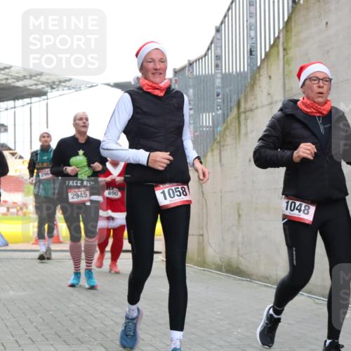 08.12.2024 - St. Pauli X-Mass-Run No. 14 H.Heesch http://msf.ph/oto/7496530 08.12.2024 10:08:26 Ziel 83, 309, 328, 580, 1048, 1058, 1390, 2587, 2716, 2968, 2969, 3010, 3012, 690, 1048, 1058, 2945, 2961, 2964 meine-sportfotos.de