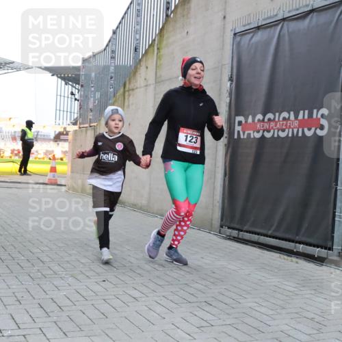 08.12.2024 - St. Pauli X-Mass-Run No. 14 H.Heesch http://msf.ph/oto/7496533 08.12.2024 10:00:20 Ziel 123, 2478, 2480, 2739, 2958, 3294, 123 meine-sportfotos.de