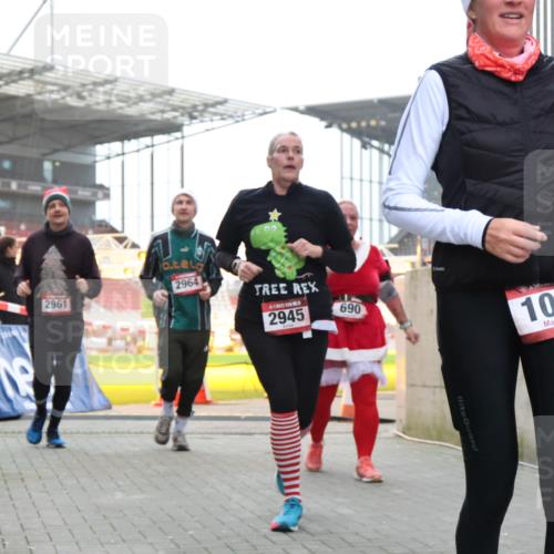 08.12.2024 - St. Pauli X-Mass-Run No. 14 H.Heesch http://msf.ph/oto/7496537 08.12.2024 10:08:26 Ziel 83, 309, 328, 580, 1048, 1058, 1390, 2587, 2716, 2968, 2969, 3010, 3012, 690, 1048, 1058, 2945, 2961, 2964 meine-sportfotos.de