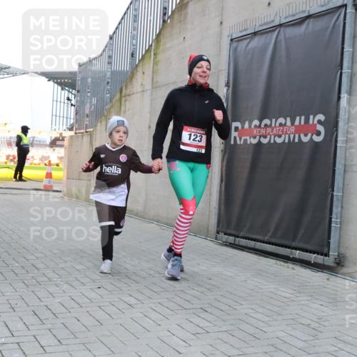 08.12.2024 - St. Pauli X-Mass-Run No. 14 H.Heesch http://msf.ph/oto/7496541 08.12.2024 10:00:20 Ziel 123, 2478, 2480, 2739, 2958, 3294, 123 meine-sportfotos.de