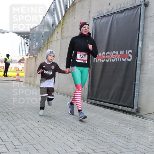 08.12.2024 - St. Pauli X-Mass-Run No. 14 H.Heesch http://msf.ph/oto/7496550 08.12.2024 10:00:20 Ziel 123, 2478, 2480, 2739, 2958, 3294, 123 meine-sportfotos.de
