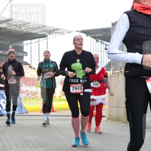 08.12.2024 - St. Pauli X-Mass-Run No. 14 H.Heesch http://msf.ph/oto/7496553 08.12.2024 10:08:27 Ziel 83, 309, 328, 580, 1048, 1058, 1390, 2587, 2716, 2945, 2968, 2969, 3010, 3012, 690, 1048, 1058, 2945, 2961, 2964 meine-sportfotos.de