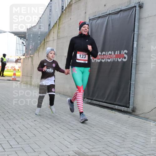 08.12.2024 - St. Pauli X-Mass-Run No. 14 H.Heesch http://msf.ph/oto/7496560 08.12.2024 10:00:20 Ziel 123, 2478, 2480, 2739, 2958, 3294, 123 meine-sportfotos.de