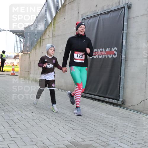 08.12.2024 - St. Pauli X-Mass-Run No. 14 H.Heesch http://msf.ph/oto/7496566 08.12.2024 10:00:20 Ziel 123, 2478, 2480, 2739, 2958, 3294, 123 meine-sportfotos.de