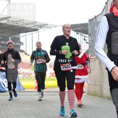 08.12.2024 - St. Pauli X-Mass-Run No. 14 H.Heesch http://msf.ph/oto/7496569 08.12.2024 10:08:27 Ziel 83, 309, 328, 580, 1048, 1058, 1390, 2587, 2716, 2945, 2968, 2969, 3010, 3012, 690, 1048, 1058, 2945, 2961, 2964 meine-sportfotos.de
