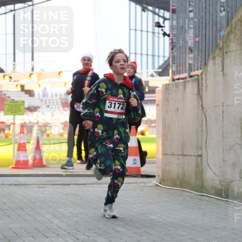 08.12.2024 - St. Pauli X-Mass-Run No. 14 H.Heesch http://msf.ph/oto/7496574 08.12.2024 10:00:33 Ziel 3172, 259, 3013, 3015, 3170, 3172 meine-sportfotos.de